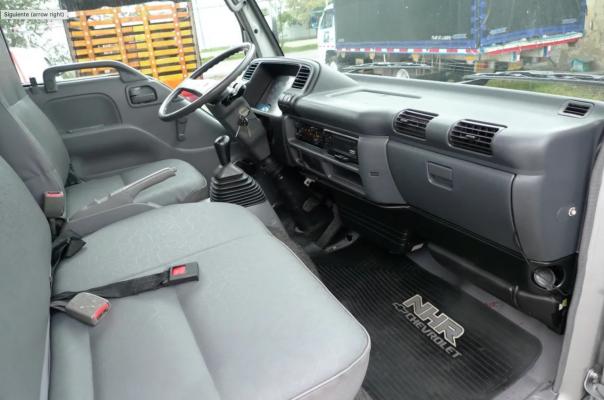 NHR FURGON INTERIOR CABINA